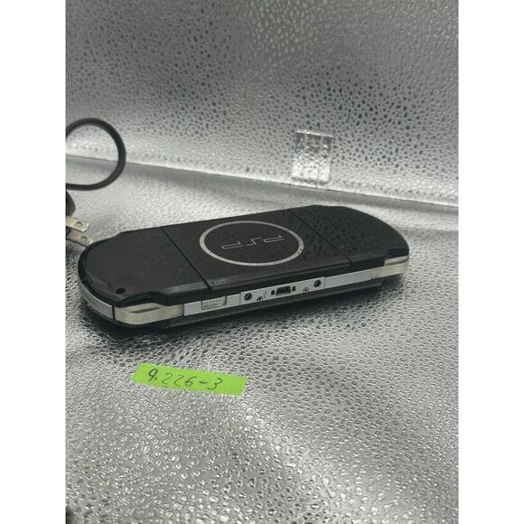 Black psp 3000 w/charger & new battery - Picture 9 of 9